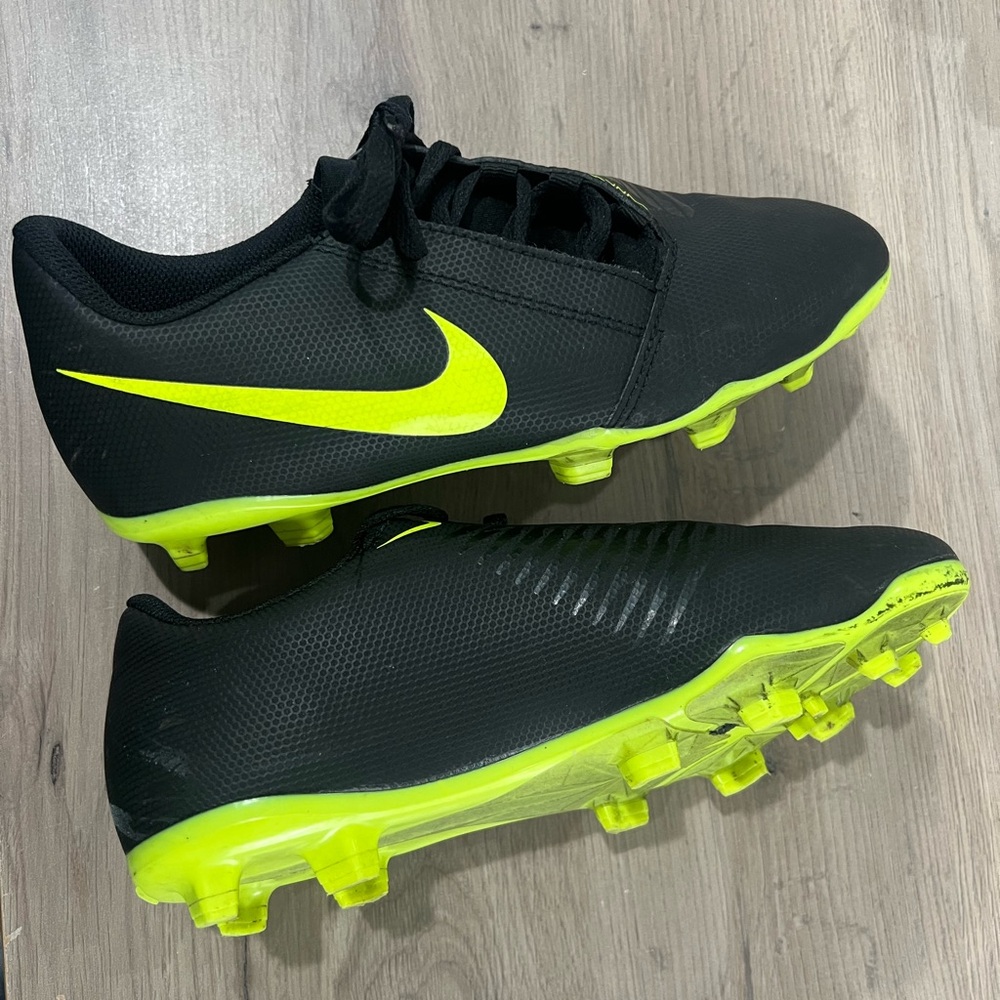 Nike ~ Phantom Venom Club Fg Jr ~ 4Y youth kids soccer cleats black